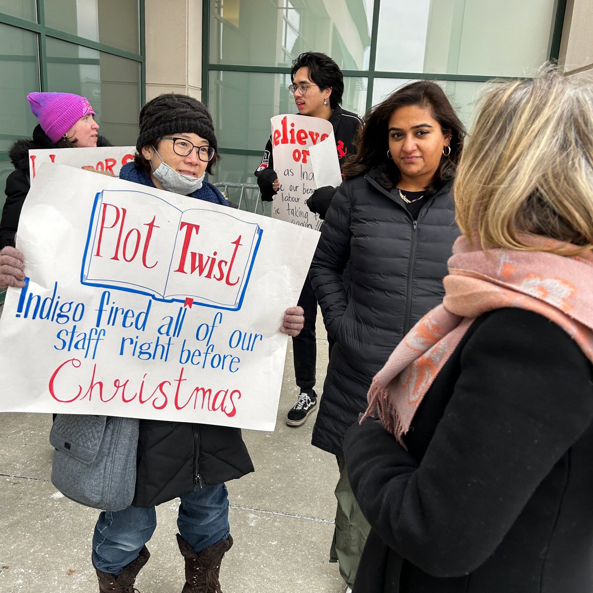 Brought hot coffee on this cold morning to Chapters <a href="/929Union_/">Chapters 929 Union</a> workers at #ScarbTO Kennedy Commons.

One of the only unionized stores in Toronto, they were told they’d be let go just before Christmas without fair severance, transfer options or benefits.

Fairness now!

#ONpoli