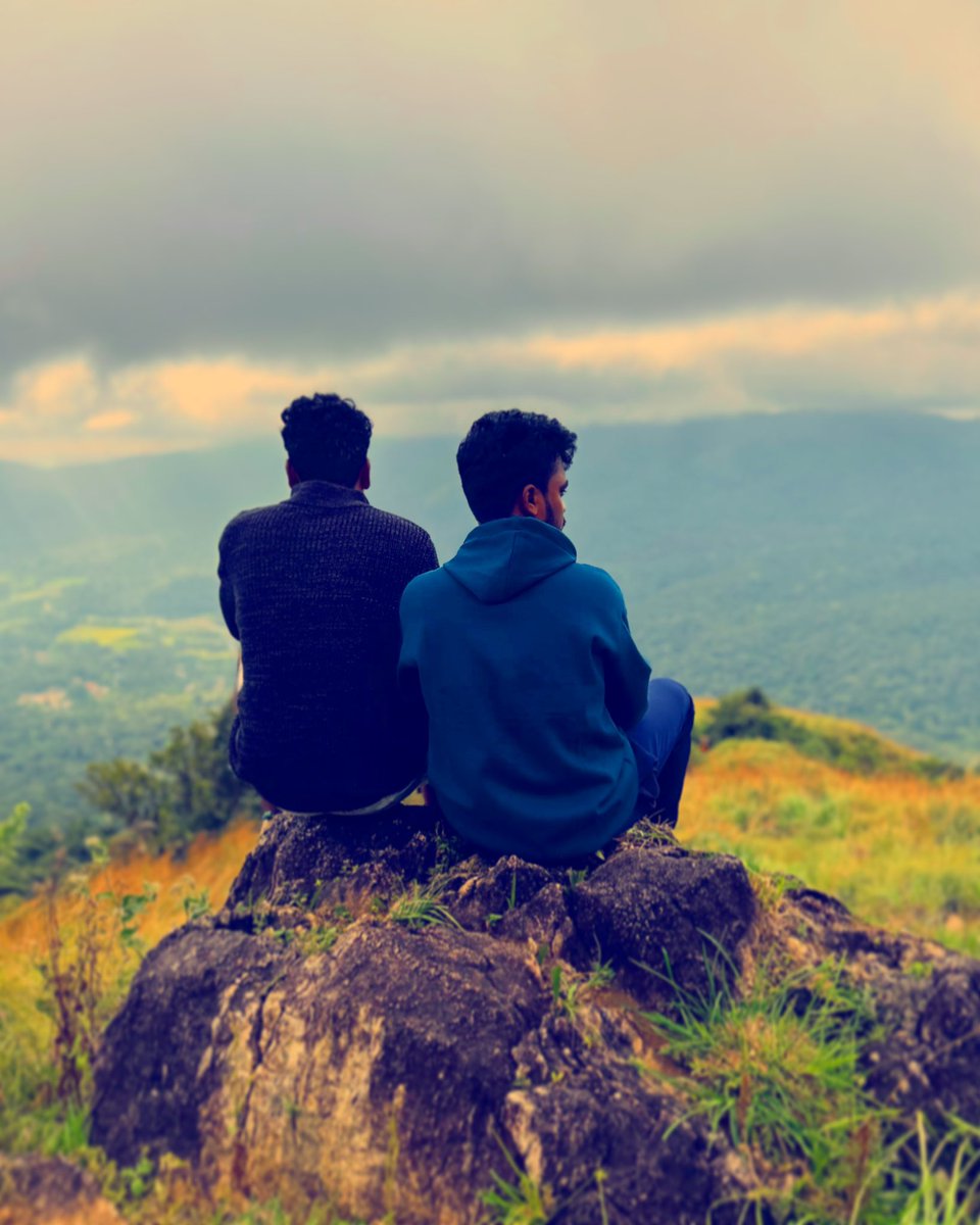 Javeedakthar7's tweet photo. “Walking through clouds, feeling on top of the world”☁️💨💚🖤 https://t.co/okM0D1Z1bQ