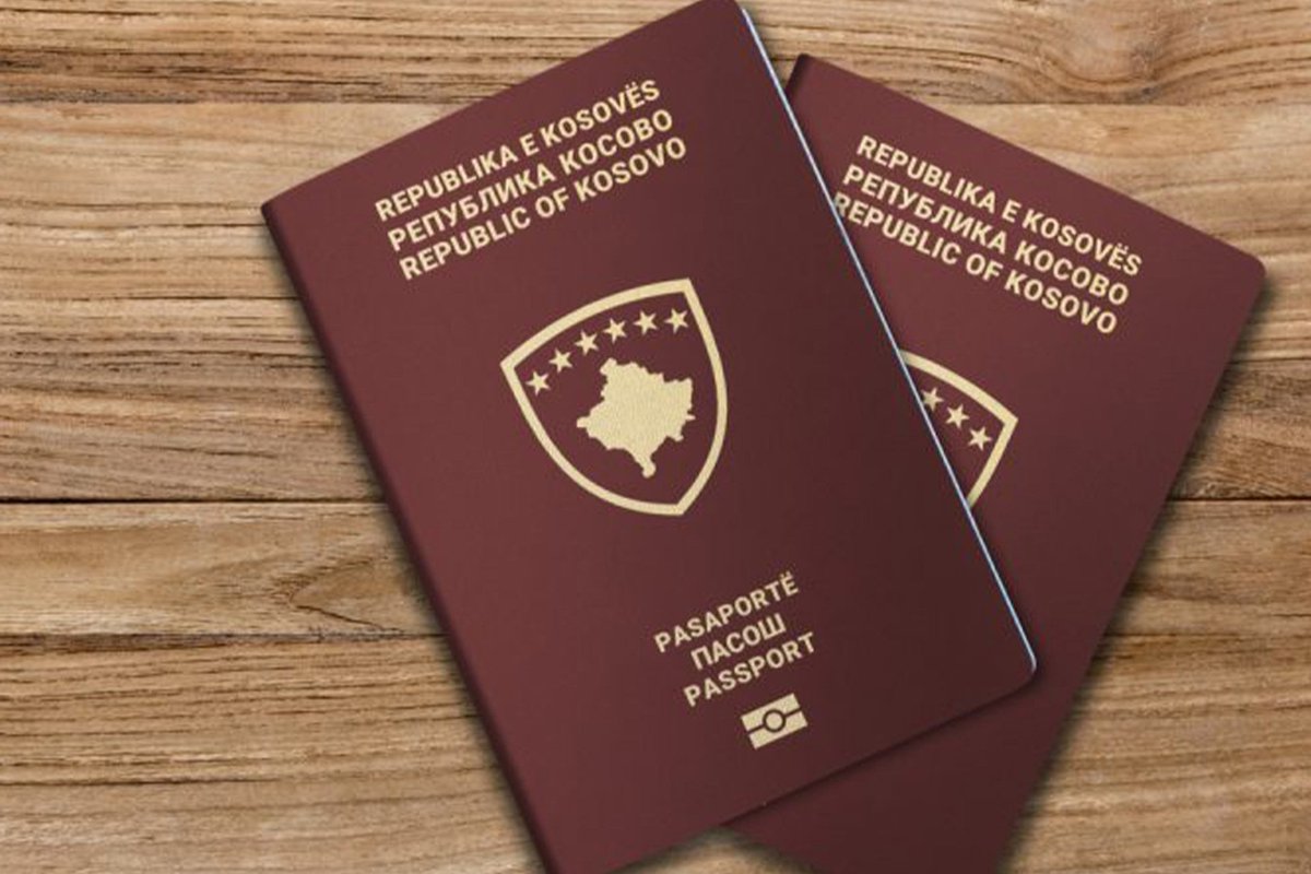 Kosova pasaportu değer kazandı Schengen bölgesine vize serbestisi Kosova Pasaportunun değerini arttırdı. Dünyanın en güçlü pasaportu sıralamasında Kosova Cumhuriyeti Pasaportu, 55. sıraya yükseldi. 📌Kosova Pasaportu 2024 yılı öncesi 91. sırada yer alıyordu. #kosovali