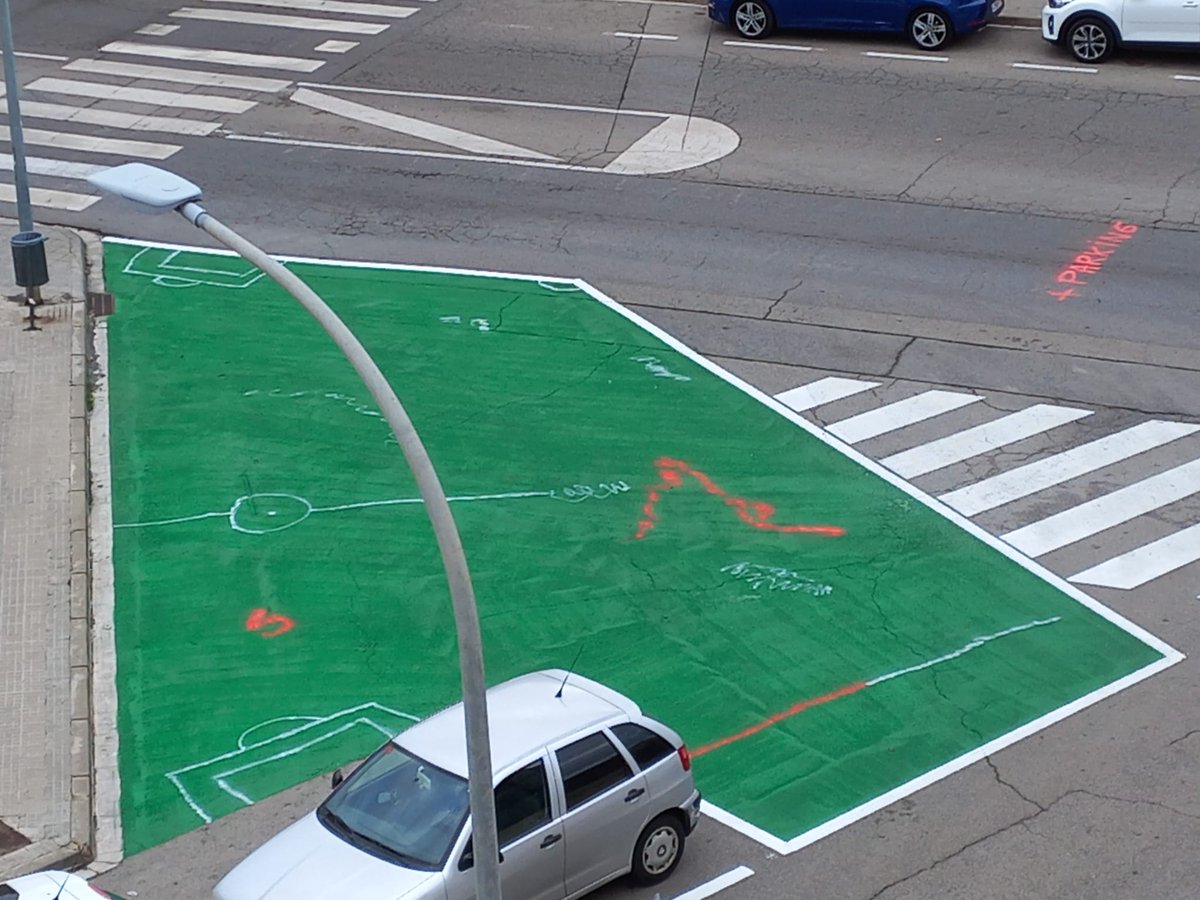 urbanisme tactic que incumpleix la normativa d'accessibilitat i seguretat, incoherent amb el compromís del #Pacte_terrassa_per_la_accessibilitat <a href="/jordi_ballart/">Jordi Ballart Pastor</a> <a href="/xcardona/">Xavier Cardona Ruiz</a> <a href="/mlluisvall/">Meritxell Lluís i Vall</a> <a href="/OnaVias/">Ona Martínez Viñas | ERC Terrassa</a> <a href="/EvaCandelaLopez/">Eva Candela Lopez/❤</a> <a href="/MartaGimeArcusa/">Marta Gimenez Arcusa</a> <a href="/AliciaTsMn2/">Alice</a> <a href="/trsmobilitat/">Terrassa Mobilitat</a>