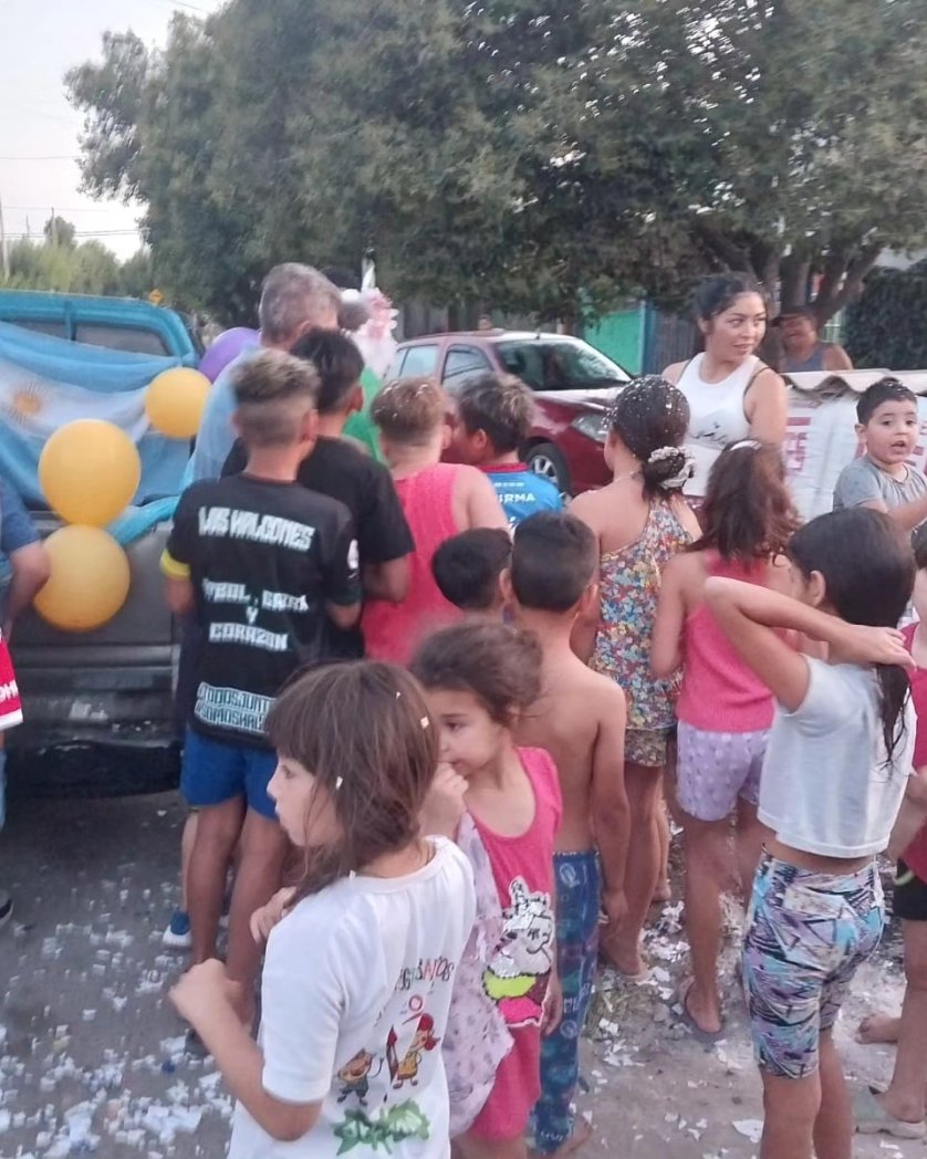 libresdelsuree's tweet photo. Una vez más, con la ayuda de varios amigos, compañeros y vecinos pudimos llevar un poco de alegría a los más peques de nuestro distrito, dándoles un poco de alegría, ilusión y esperanza. El trabajo de organización a cargo de Johanna Del Valle Gomez se hizo presente un año más https://t.co/GBjNuD1mQi