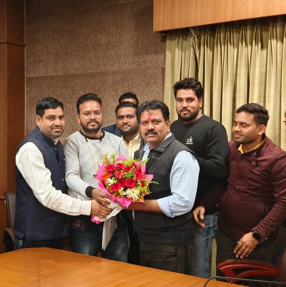 मान. उपमुख्यमंत्री एवं पंचायत मंत्री श्री <a href="/vijaysharmacg/">Vijay sharma</a> जी से मनरेगा महासंघ के प्रदेश अध्यक्ष अशोक कुर्रे एवं पदाधिकारियो ने सौजन्य मुलाकात कर उनके उज्ज्वल भविष्य की शुभकामनाएं दी।

सौभाग्य न सब दिन सोता है
देखे आगे क्या होता है.....