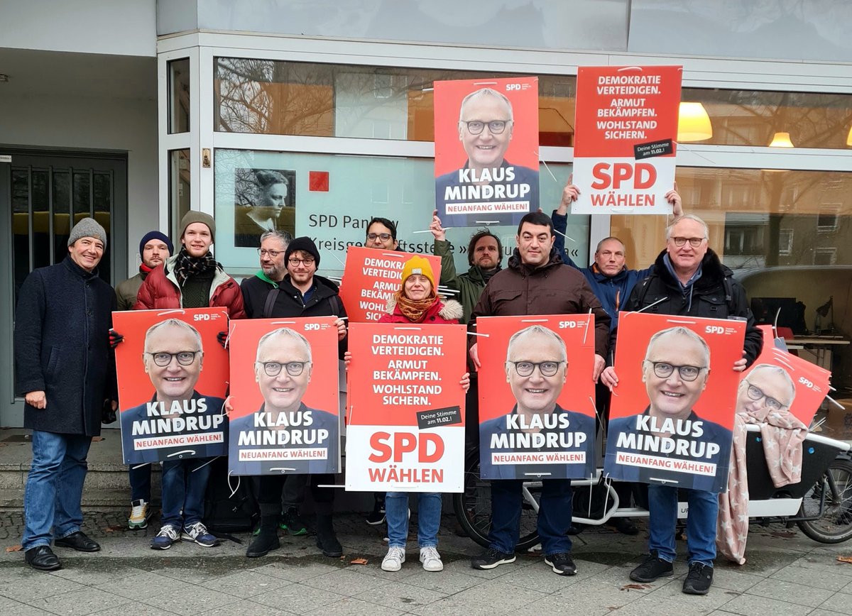 Heute haben wir im #PrenzlauerBerg die Wahlplakte unseres Kandidaten <a href="/KlausMindrup/">Klaus Mindrup</a> gehängt. Der Prenzlauer Berg braucht im Deutschen Bundestag einen Kämpfer für bezahlbaren Wohnraum und eine bezahlbare, klimaneutrale Energieversorgung. Dafür ist Klaus der richtige Mann!
