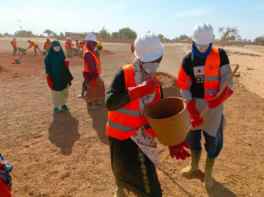 RsfBurkina's tweet image. Travaux d&apos;aménagement du terrain communal de Falagountou avec HIMO. 1️⃣0️⃣0️⃣ bénéficiaires dont 7️⃣2️⃣ 👩🏾‍🦱🧕🏾femmes du village de Falagountou et Gomo mobilisés dans la commune de Falagountou. 🏗️ 🏗️🏗️ #RebuildingTogether #Stabilization