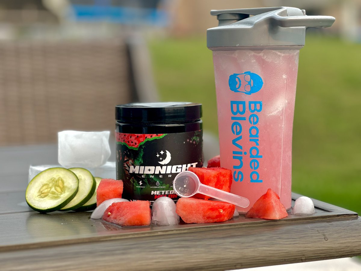 DrinkMidnight's tweet photo. Anyone missing Meteor Melon? 

It may be gross and cold outside, but this combo takes you to the poolside anywhere in the world 🔥 

1.12.24 Meteor Melon V2 🥒 🍉 https://t.co/4TU06Ir9Jm