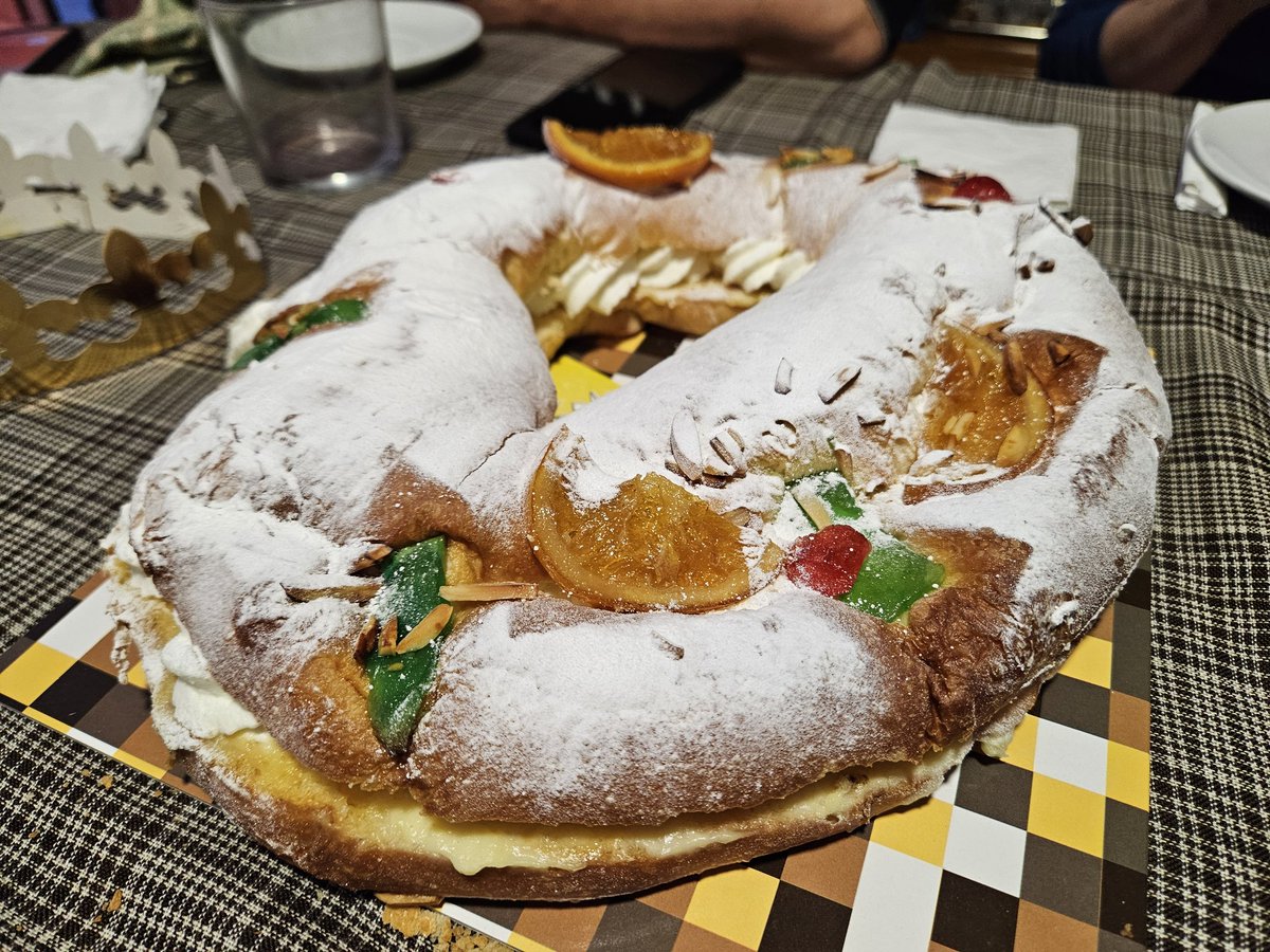 skaps's tweet photo. Quin tortell més bo ens hem endrapat avui! 😋😋🤤 i a més amb etiqueta personalitzada! 📢😂 D'això se'n diu gust pel detall i passió per la feina ben feta! 👌🏻👏🏻👏🏻 molt agraït a @Delers_ofcourse https://t.co/cNv7WaxCg3