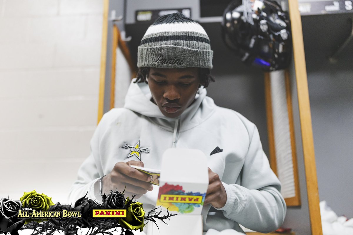 AABonNBC's tweet image. @PaniniAmerica blessed us with some gifts today. 

#AABCO2ON4TION 👑🌹🏈

#AllAmericanBowl 🇺🇸