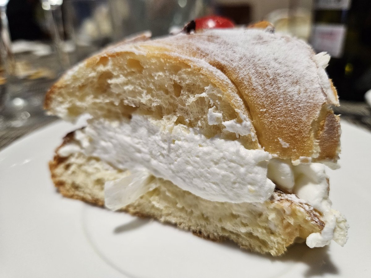 skaps's tweet photo. Quin tortell més bo ens hem endrapat avui! 😋😋🤤 i a més amb etiqueta personalitzada! 📢😂 D'això se'n diu gust pel detall i passió per la feina ben feta! 👌🏻👏🏻👏🏻 molt agraït a @Delers_ofcourse https://t.co/cNv7WaxCg3