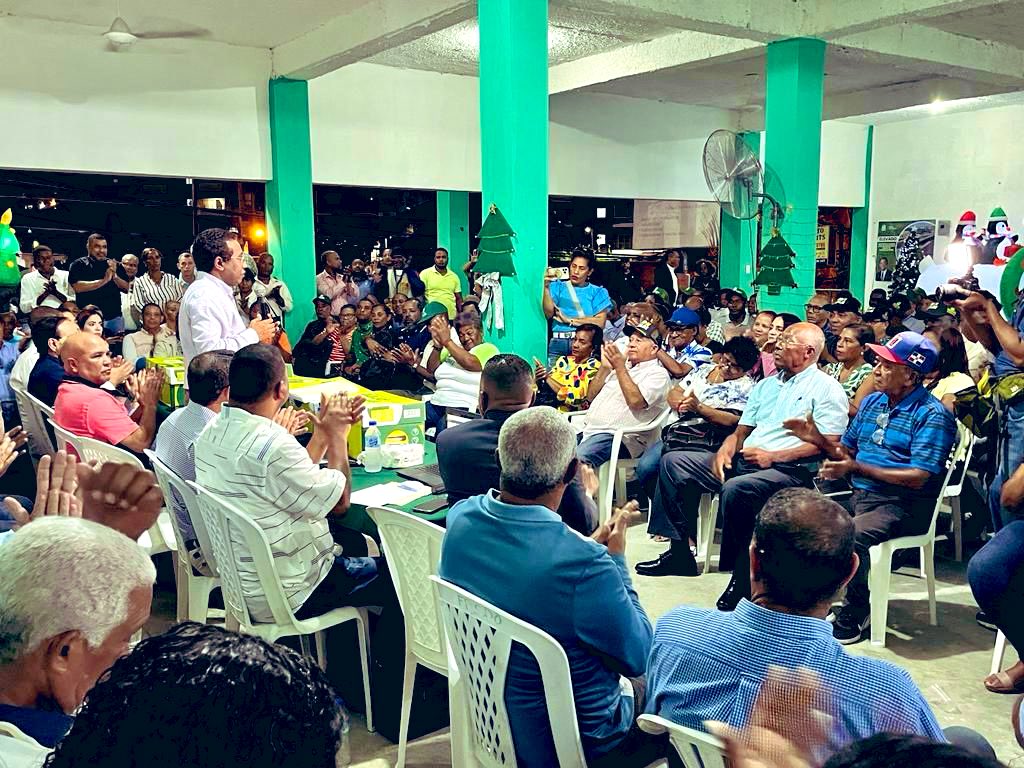 En la vibrante asamblea de fidelización del padrón del partido en Santo Domingo Oeste circ.# 4 , los líderes se comprometieron a trabajar incansablemente para asegurar el éxito en las elecciones municipales y presidenciales. La participación masiva de coordinadores, presidentes
