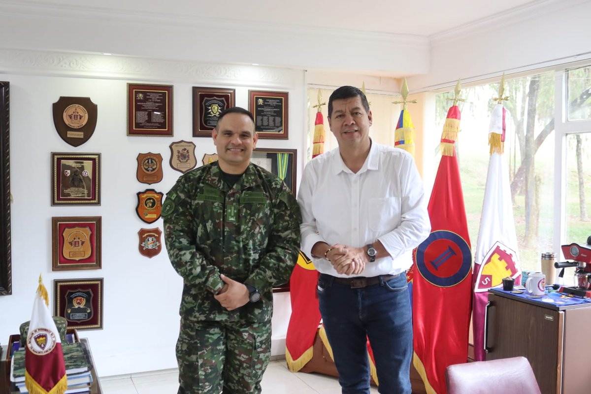 CaracolBga's tweet photo. #Santander | El comandante del Batallón Caldas se reunió con el alcalde de #Surata y la alcaldesa de #Matanza, para tratar temas de seguridad de infraestructura y desarrollo social en la provincia de Soto Norte. @Ingenieros_EJC https://t.co/Vq6f0nnCEN