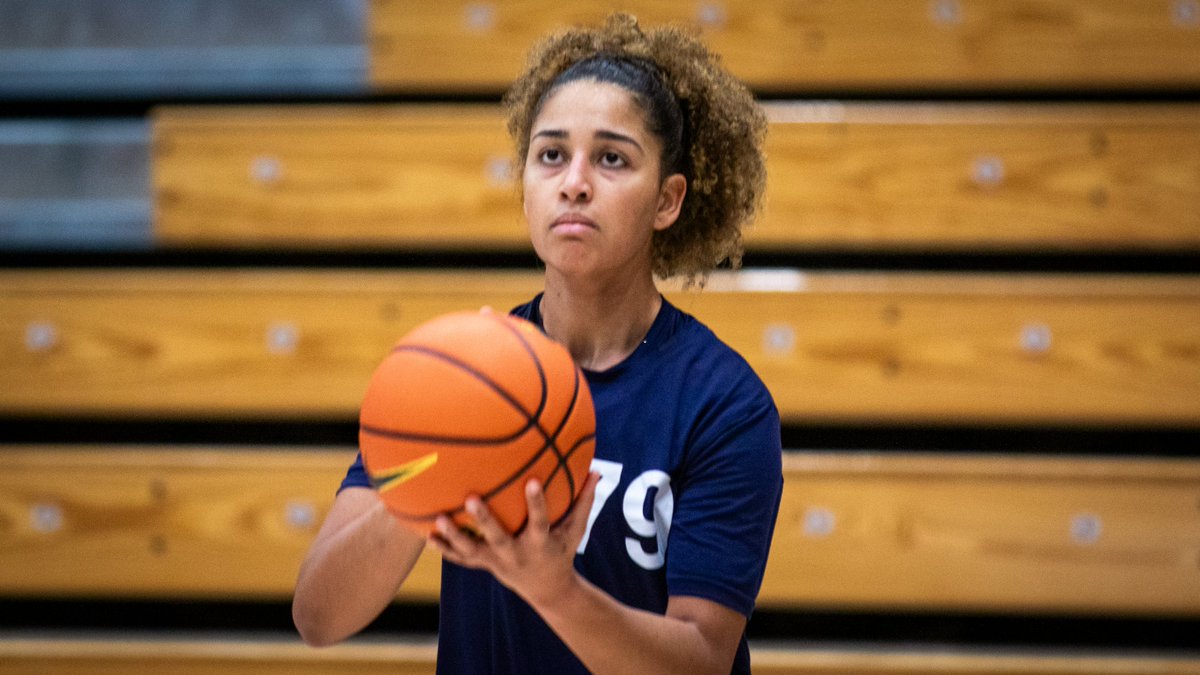 YaleWBasketball's tweet photo. ⚡ Ready for the @IvyLeague opener at Harvard!
#ThisIsYale | #leaveyourprint🐾 https://t.co/0hywPblhqD