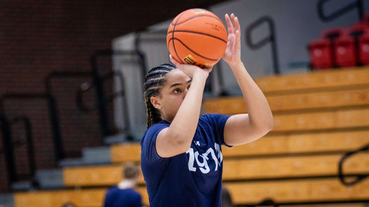 YaleWBasketball's tweet photo. ⚡ Ready for the @IvyLeague opener at Harvard!
#ThisIsYale | #leaveyourprint🐾 https://t.co/0hywPblhqD