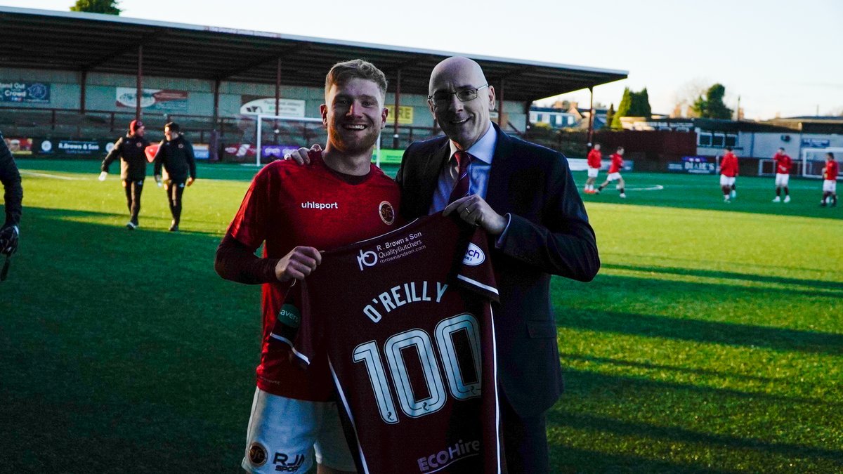 𝟭𝟬𝟬 𝗖𝗟𝗨𝗕 | 𝗘𝗨𝗔𝗡 𝗢'𝗥𝗘𝗜𝗟𝗟𝗬

Well done to <a href="/EuanOReilly1/">Euan O'Reilly</a>, who recently reached 100 appearances  for the club

Here he is being presented with a special shirt from Club Chairman, Iain McMenemy

👏👏👏

#WarriorsInAction⚔️