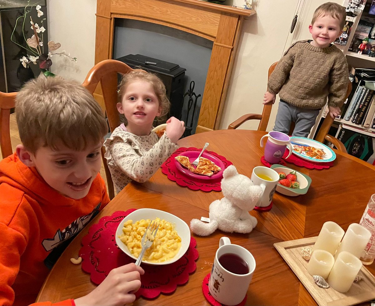 catness91's tweet photo. Sleepover at little cousins this week ♥️ https://t.co/PFOss8eots