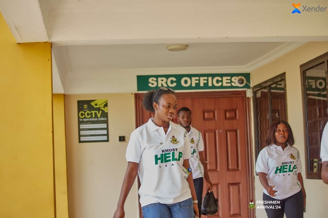 glasa_knust's tweet photo. "Leading by example! 👏 KNUST SRC President @osei_adobea lending a helping hand to our freshers, ensuring a smooth transition into campus life. 🎒✨
#StudentsFirst #GlasaKnust #KNUSTSRC
📸: @knust_src https://t.co/ZcgeRCpZCa