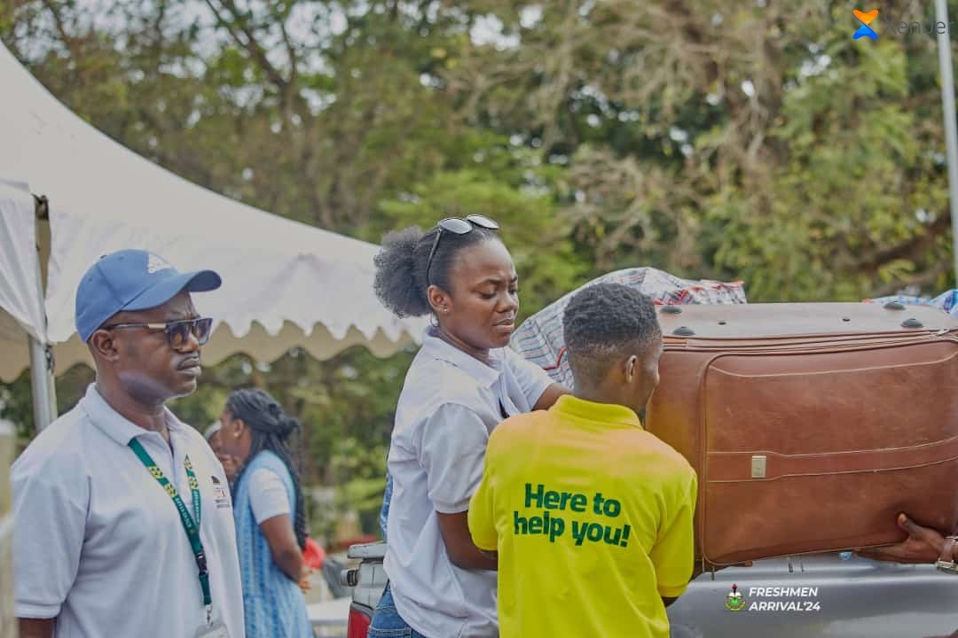 glasa_knust's tweet photo. "Leading by example! 👏 KNUST SRC President @osei_adobea lending a helping hand to our freshers, ensuring a smooth transition into campus life. 🎒✨
#StudentsFirst #GlasaKnust #KNUSTSRC
📸: @knust_src https://t.co/ZcgeRCpZCa