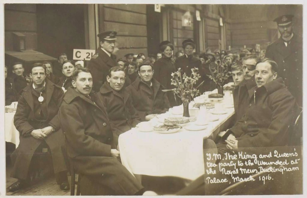 In 1916 during World War I, Queen Mary hosted a tea party at Buckingham Palace for wounded Canadian & Commonwealth soldiers. The soldiers were brought from nine hospitals across London to attend. 🪖🍁 #cdnhist #cdnpoli #uk #auspol