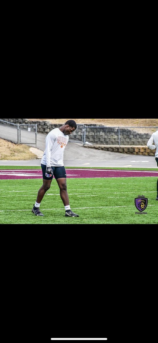 school system so messed up , not the right place to be if me &amp; my own (brothers) doesn’t feel comfortable w/certain staff ! 🤦🏾‍♂️🤦🏾‍♂️ questioning where should i play my last year of high school ball at …