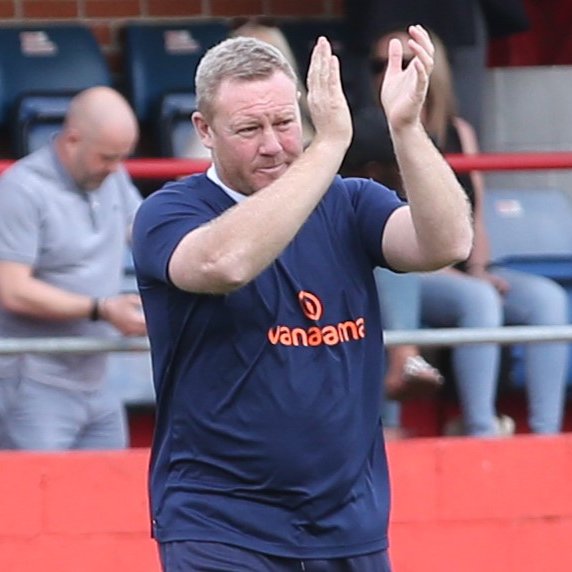 Steve Watson's York City side were beaten to the title by King's Lynn Town in 2020. Returning today on his managerial debut for Darlington, Watson beats King's Lynn in a relegation six pointer. 𝗥𝗲𝘃𝗲𝗻𝗴𝗲 𝗶𝘀 𝘀𝘄𝗲𝗲𝘁 👊 #TheVanarama | #Darlo