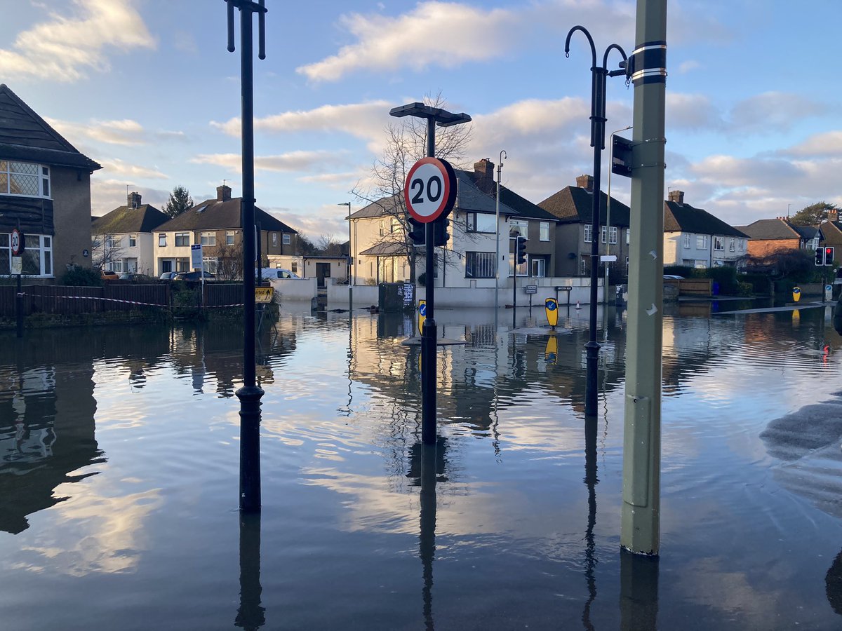 Many residents still coping with problems with electricity, plumbing and muddy and sewage-polluted water. Thank you to all from @OxfordCity, @ODS_doinggood, @EnvAgencySE, local lockkeepers, firefighters & police, and @SouthOxfordCC for supporting affected residents. @rail_guns