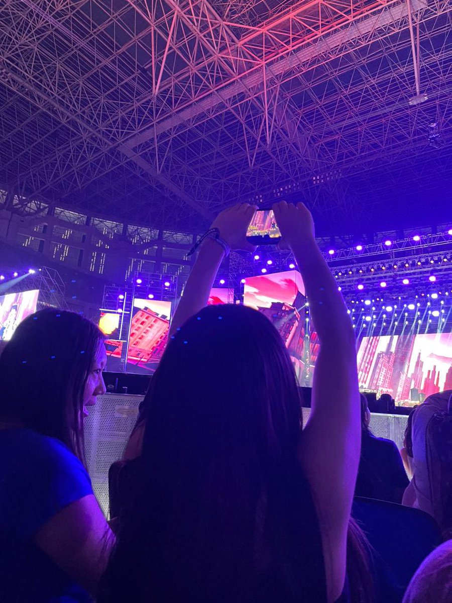 Fans china/kor kalo ngonser di indo tuh sering bngt gini wkwk ngerugiin orang lain ngangkat hp tinggi2, pas ditegur mereka judes balik sama sok superior