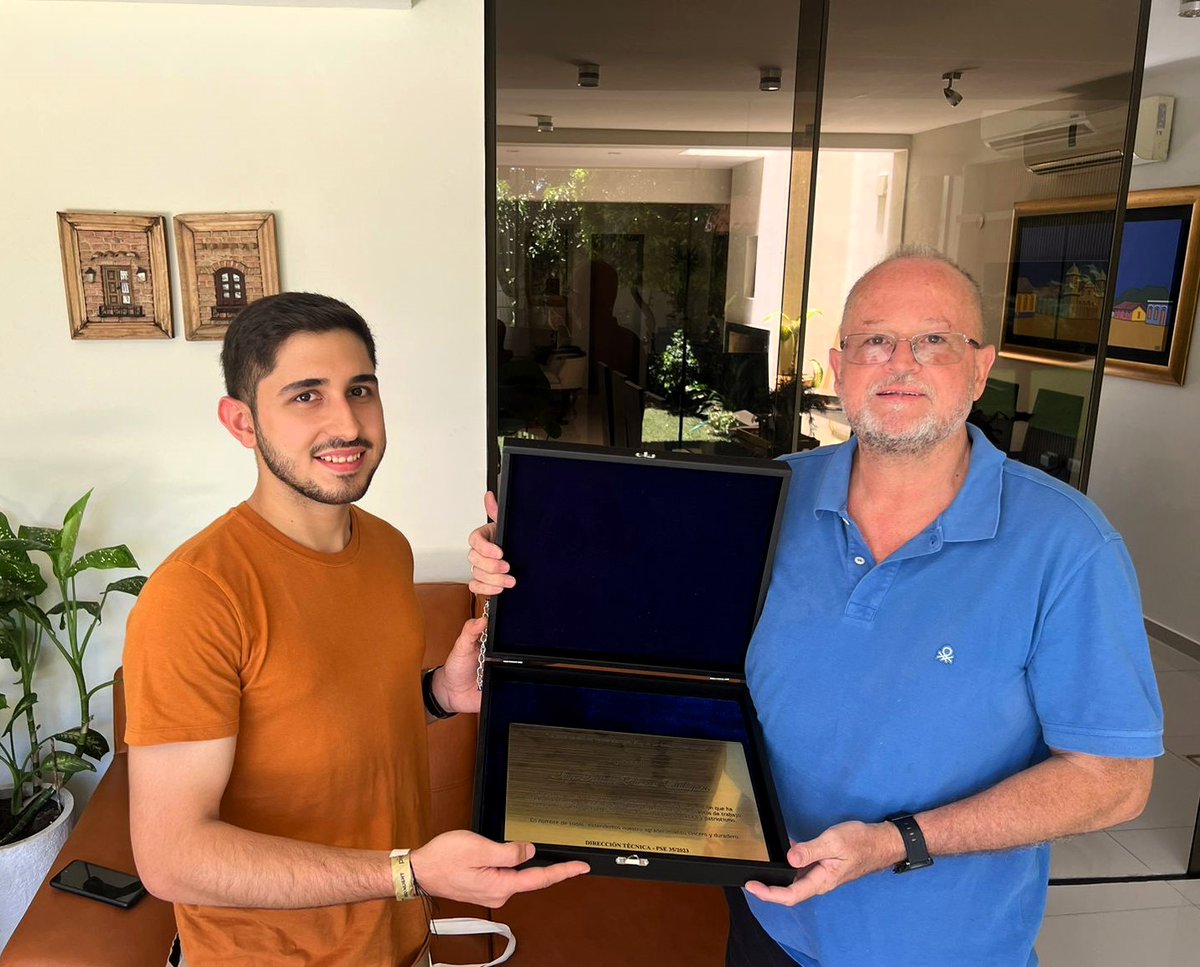 fabiancaceresc's tweet photo. Un gran honor recibir hoy a Juan en representación de los reincorporados del concurso PSE 35/23, Itaipu, Dirección Técnica. Mi reconocimiento a jóvenes paraguayos sobresalientes que accedieron a un puesto laboral por concurso, y que estoy seguro honraran a su empresa y a su país https://t.co/BwuDicVwTy