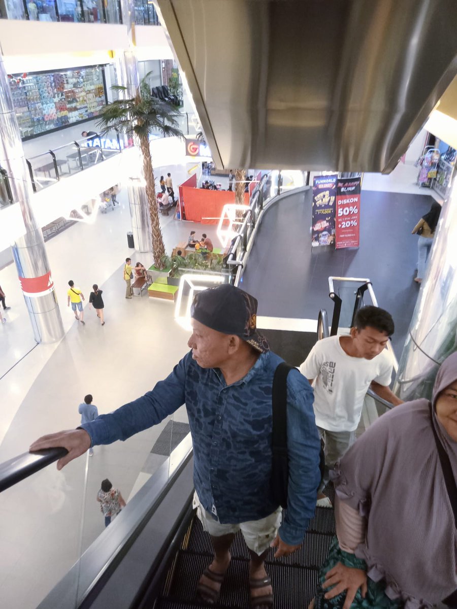 Ngak perlu jauh, shoping nya dkat rumah aja, sebelahan dgn mool, girit dikit