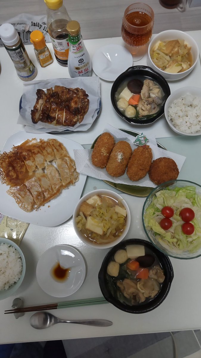 CoryNassy's tweet photo. 年始早々のデコの手術。
思っていたよりも痛々しく絆���膏がこんもりと。

憂晴らし其の壱
頂き物の華味鳥の個食水炊き、デパ地下の高級コロッケに八丁味噌チキン、味の素の冷凍餃子。

憂晴らし其の弐
買うか悩んでいたNew Balanceのシューズがセールで決め切れなくて2足買い。

パーっと！パーっと！ https://t.co/5jPDGqPVRw