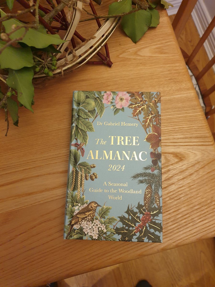 Beautiful new book by Gabriel Hemery of @SylvaFoundation Love it 💚🌳💚 #tree #almanac