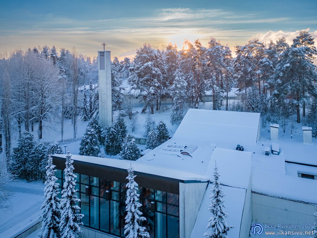 Eilen oli aika vilpoisat kelit kuvata hautaan laskua, sillä pakkasta oli reilut -30 ℃. Kuvat tuli otettua. Onneksi kameroiden käyttö onnistuu myös käsineet kädessä suhteellisen sujuvasti. #hautajaiset #kuopio #pyhänpietarinkappeli #pyhänmarkuksenkappeli #kappeli