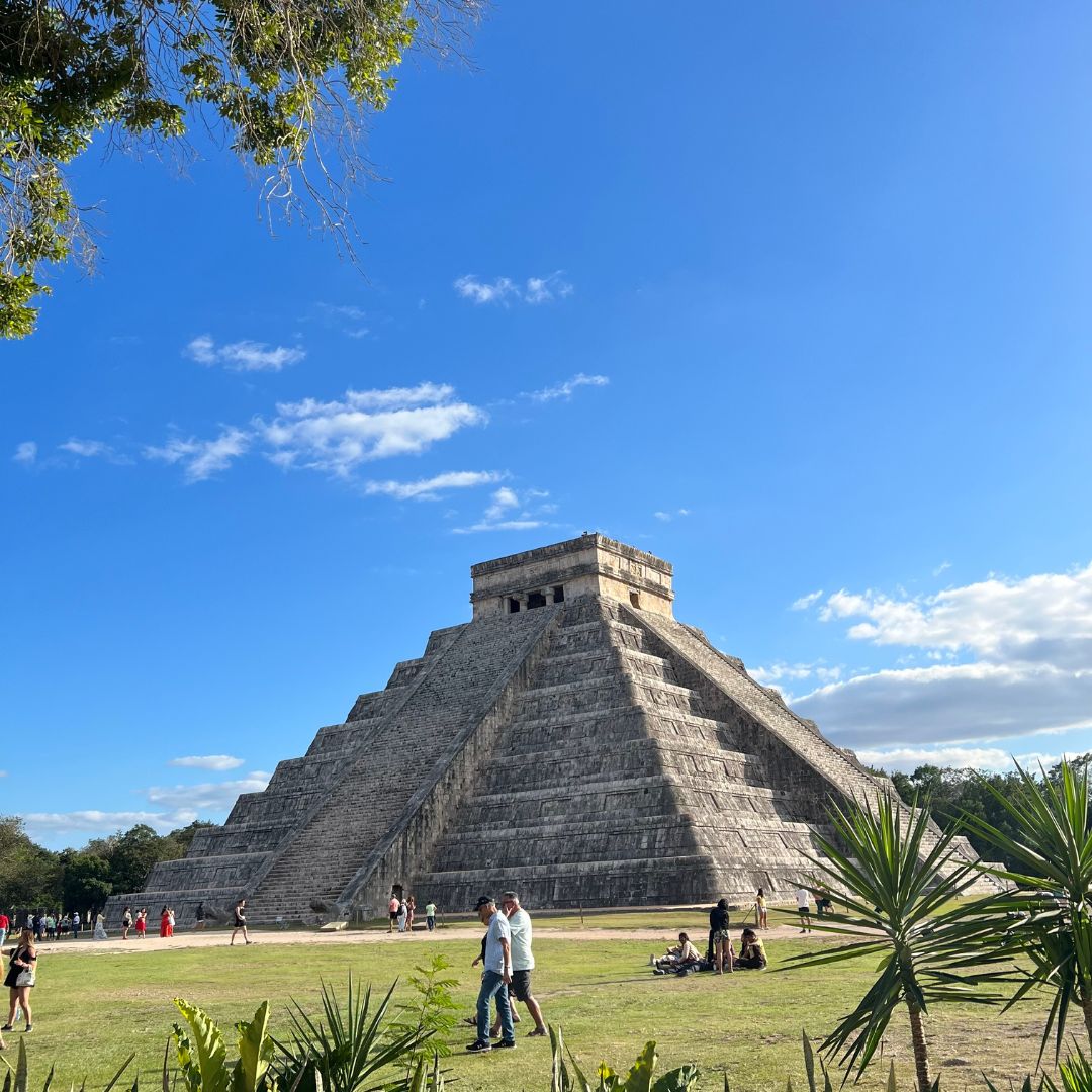 FINSAgency's tweet image. Day 6 Bucket List #15 – Explore Chichén Itzá in Mexico!  This UNESCO World Heritage site unveils the well-preserved ancient Mayan city, with El Castillo aligning with precision during the equinoxes! Dive into Mayan culture and history.  #BucketListAdventures #ChichenItza