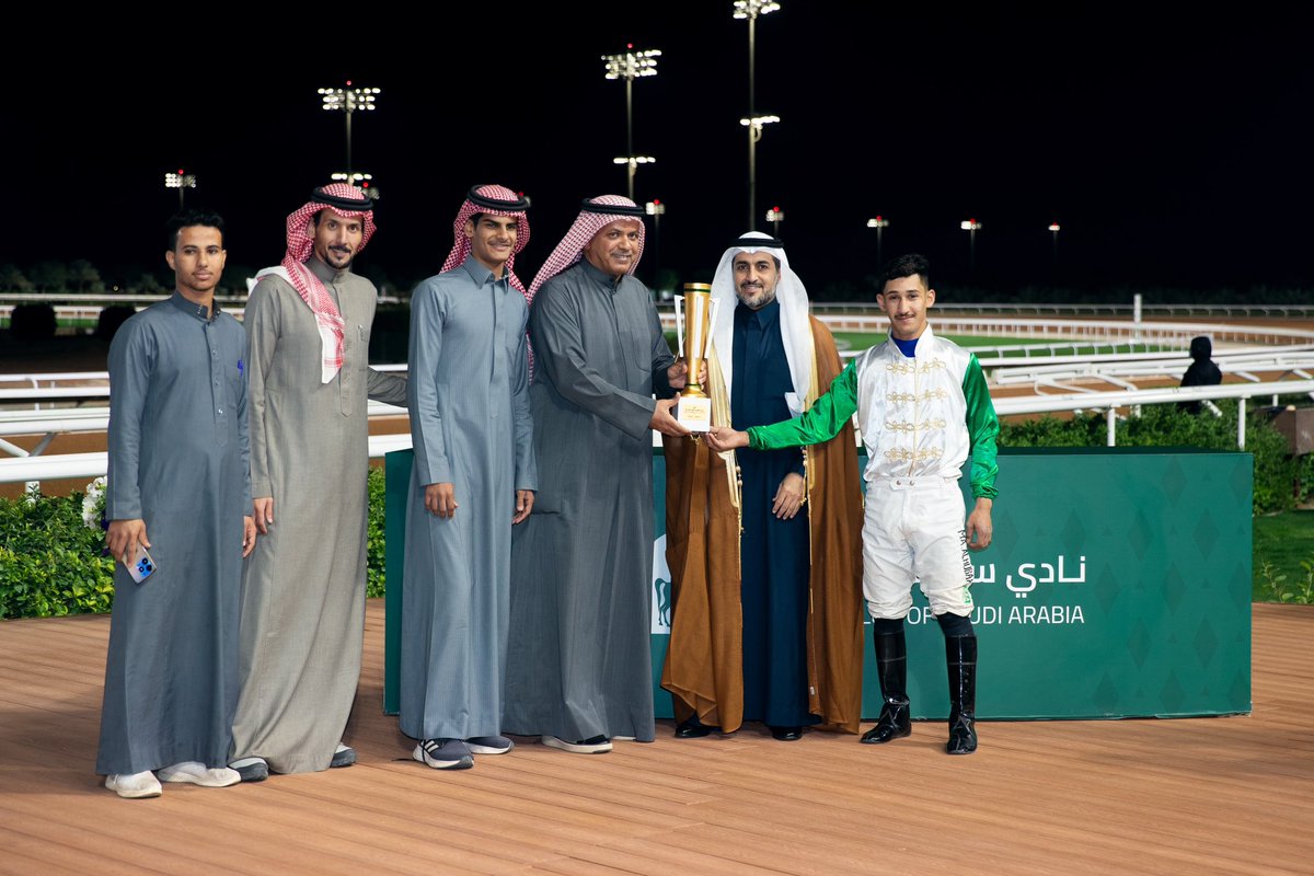 الشوط الحادي عشر :

كأس وزارة البيئة والمياه والزراعة 🏆

 معالي المهندس منصور بن هلال المشيطي نائب وزير البيئة والمياة والزراعة أثناء تسليم الكأس لطاقم الإسطبل🥇

الفائزة : بيرتي فلاق🏇
المالك: الشيخ عبدالله حمود المالك الصباح 

ألف مبروك 🤩