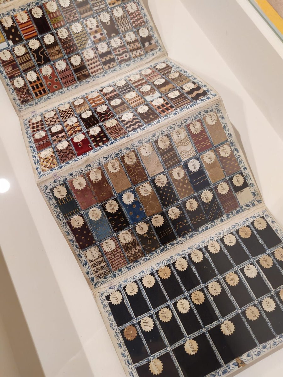 Carte d'échantillons textiles du XVIIIe siècle, donnée à Forney en 1924 par David David-Weill, grand mécène, président d'honneur de la Société des amis de la bibliothèque. 
A voir à l'exposition Un siècle d'amitié, centenaire de la Société des amis de la bibliothèque Forney