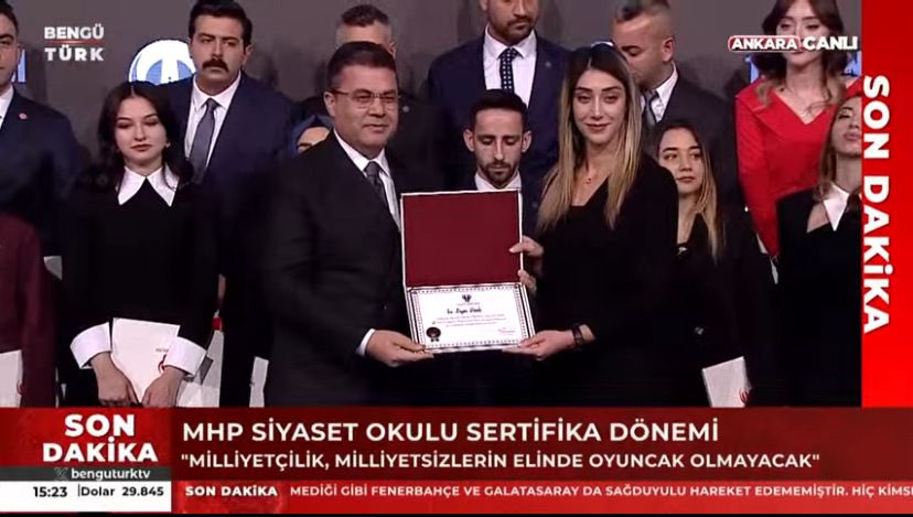 Duyguyank25's tweet photo. Genel Başkanımız Sayın Devlet BAHÇELİ'nin katılımları ile Siyaset ve Liderlik Okulunun 19. Dönem Sertifika Töreni gerçekleşti. Genel Başkanımızın Başdanışmanımız Sayın Ruhi ERSOY’dan sertifikamı teslim aldım. https://t.co/yHe4eNwI0U