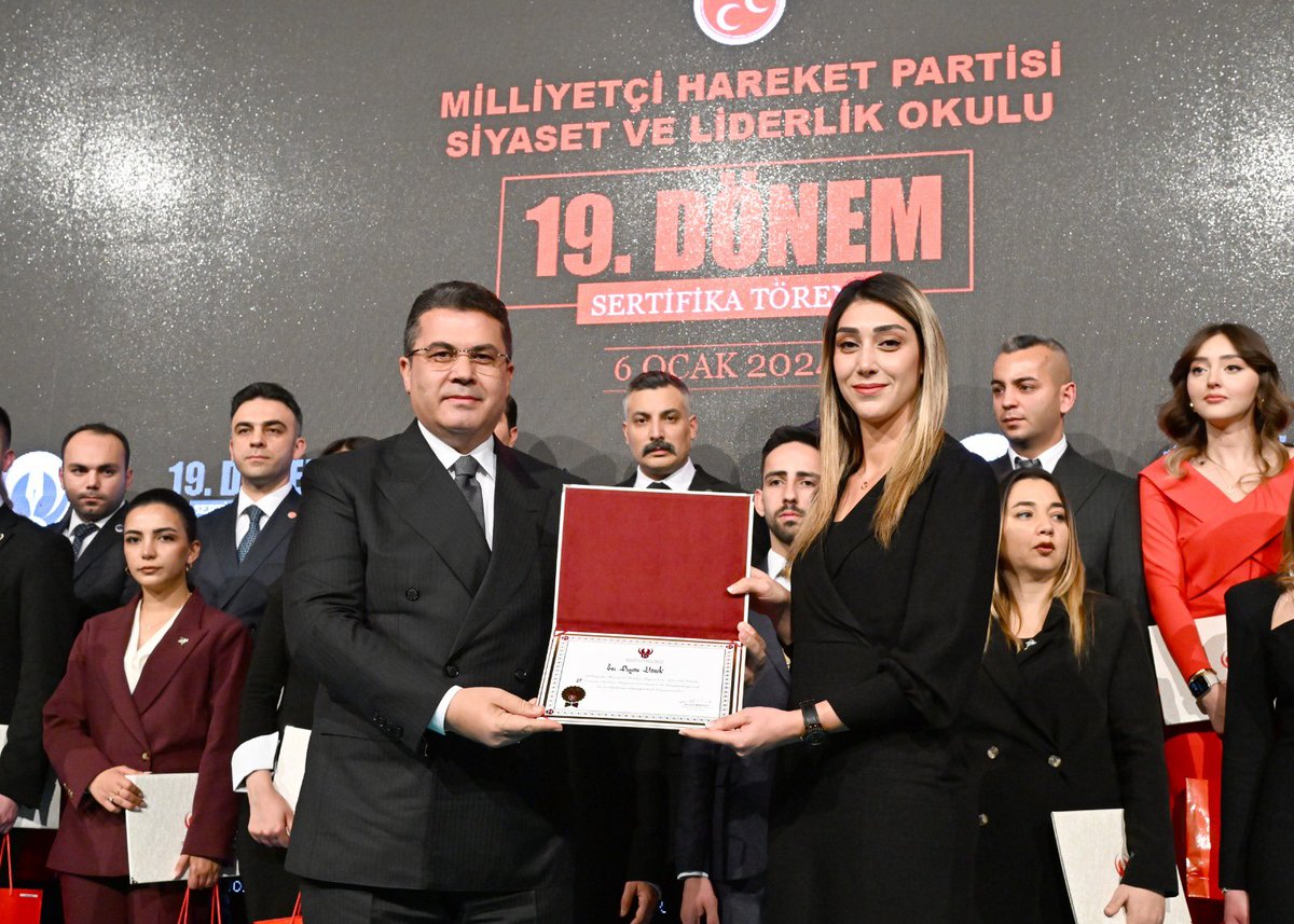 Duyguyank25's tweet photo. Genel Başkanımız Sayın Devlet BAHÇELİ'nin katılımları ile Siyaset ve Liderlik Okulunun 19. Dönem Sertifika Töreni gerçekleşti. Genel Başkanımızın Başdanışmanımız Sayın Ruhi ERSOY’dan sertifikamı teslim aldım. https://t.co/yHe4eNwI0U