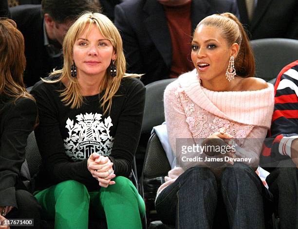 notgwendalupe's tweet photo. kim cattrall and beyoncé chatting at a knicks game, 2004 https://t.co/jbINzqsFjr