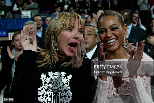 notgwendalupe's tweet photo. kim cattrall and beyoncé chatting at a knicks game, 2004 https://t.co/jbINzqsFjr
