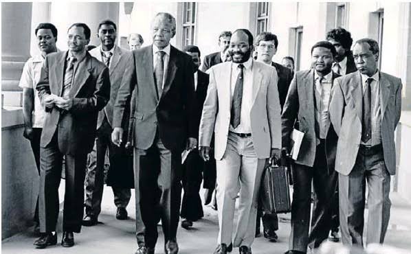 DimaMsuthu's tweet photo. @pinkykhoabane Sowing divisions you say, jealousy is dealing with all of you the anti Zuma gang, #ZuptaMustFall #ZumaMustFall #ThumaMinaMediaGroup & #PhalaPhalaFarmGate beneficiaries
How can an Apartheid Freedom Fighter cause a war?
Hambani niyofa
#VoteMK2024 https://t.co/50hZHAhmbz