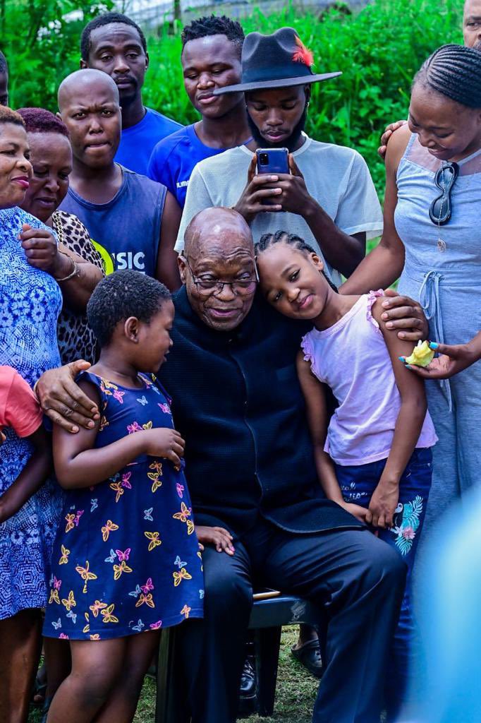 DimaMsuthu's tweet photo. @pinkykhoabane Sowing divisions you say, jealousy is dealing with all of you the anti Zuma gang, #ZuptaMustFall #ZumaMustFall #ThumaMinaMediaGroup & #PhalaPhalaFarmGate beneficiaries
How can an Apartheid Freedom Fighter cause a war?
Hambani niyofa
#VoteMK2024 https://t.co/50hZHAhmbz