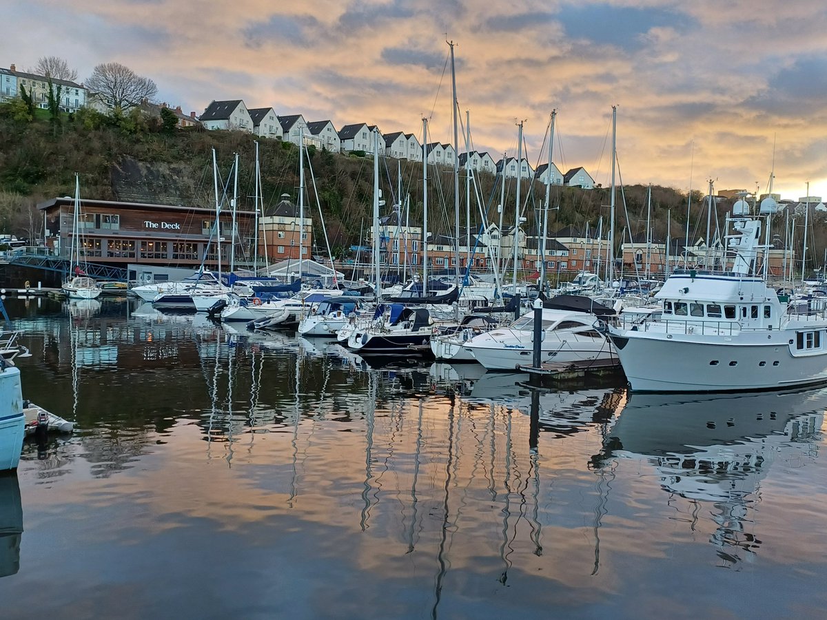 JohngasHann's tweet photo. Finally a dry (but chilly) day⛅️❄️👍 Good for a walk now that never ending rain has gone 👋 Lush at Cardiff Bay barrage 🌊 & Penarth Marina🛳 #LovesTheDiff 💖🏴 https://t.co/EGqnr0ljqD