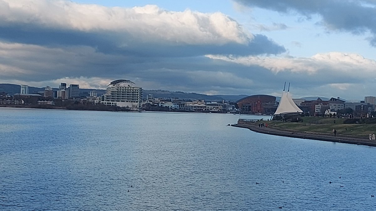 JohngasHann's tweet photo. Finally a dry (but chilly) day⛅️❄️👍 Good for a walk now that never ending rain has gone 👋 Lush at Cardiff Bay barrage 🌊 & Penarth Marina🛳 #LovesTheDiff 💖🏴 https://t.co/EGqnr0ljqD