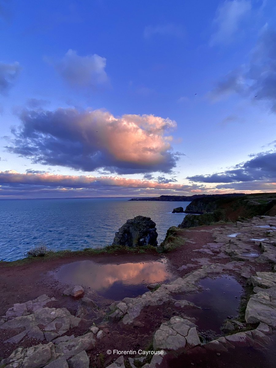 Couleurs incroyables 😍 ce samedi, en fin de journée, en #Bretagne, entre le Fort la Latte et le Cap Fréhel ! #CôtesDArmor