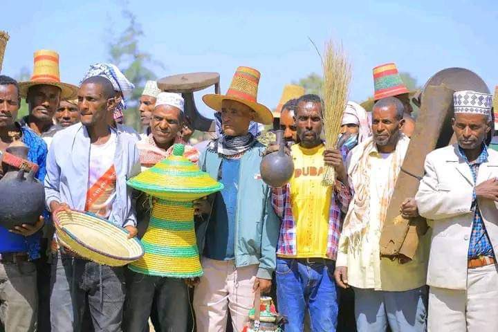 Alarusi1's tweet photo. 4/5
ክብርት ዶ/ር ነጃት ግርማ የሀላባ ህዝብ የፓርላማ ተወካይ ላደረጉልኝ መልካም ግብዣ እና ልዩ መስተንግዶ እንዲሁም ይህን ልዩ  መርሃ ግብር ላዘጋጁ እና ለለስኬታማነቱ የበኩላቸውን አስተዋጽኦ ያበረከቱ አካላትን ሁሉ ከልብ ላመሰግን እወዳለሁ። https://t.co/jWWAcoUeeL