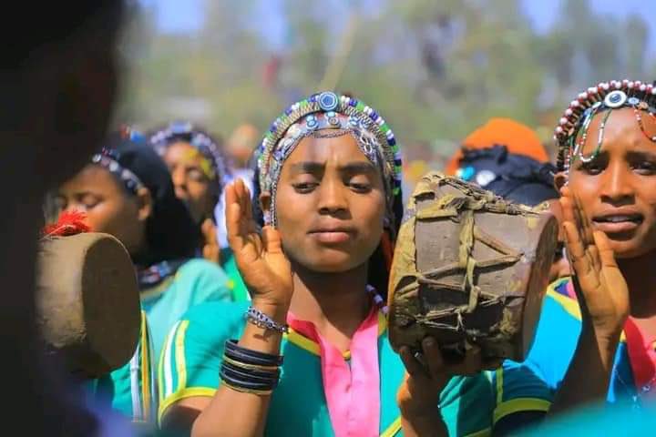Alarusi1's tweet photo. 4/5
ክብርት ዶ/ር ነጃት ግርማ የሀላባ ህዝብ የፓርላማ ተወካይ ላደረጉልኝ መልካም ግብዣ እና ልዩ መስተንግዶ እንዲሁም ይህን ልዩ  መርሃ ግብር ላዘጋጁ እና ለለስኬታማነቱ የበኩላቸውን አስተዋጽኦ ያበረከቱ አካላትን ሁሉ ከልብ ላመሰግን እወዳለሁ። https://t.co/jWWAcoUeeL