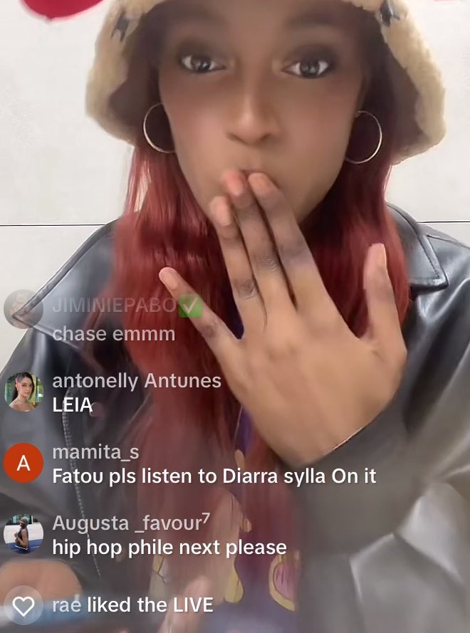 blackswandefend's tweet photo. Fatou usually  plays song suggested by fans in comments stop spreading lies. https://t.co/E4stP8LrEZ