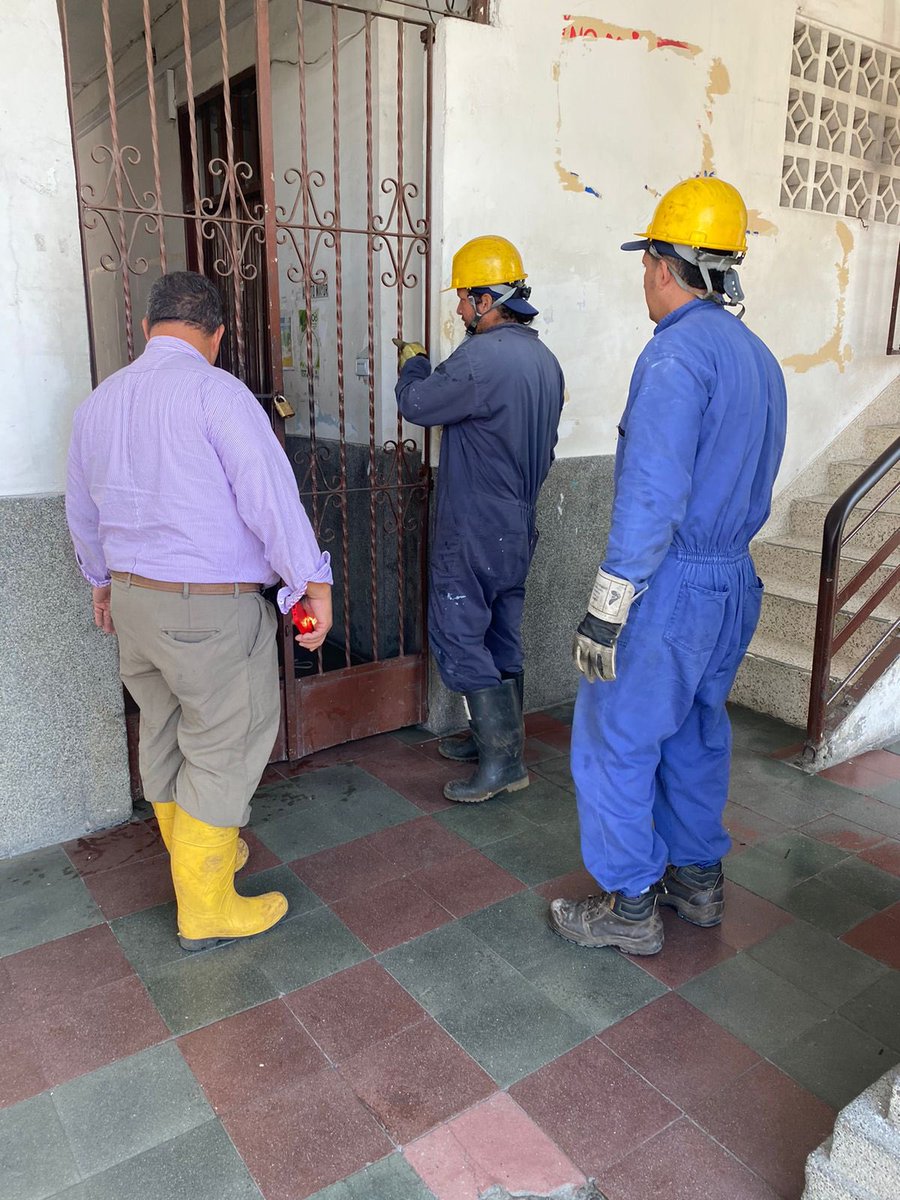 Con el acompañamiento  y dirección del secretario  de infraestructura, ingeniero civil, Carlos Henry Vargas Caldas. Se comenzó la limpieza de la casa de adentro hacia afuera. Destaponamiento y limpieza de la alcantarilla de la Alcaldía  Municipal. 
#praderaciudadprospera 💚