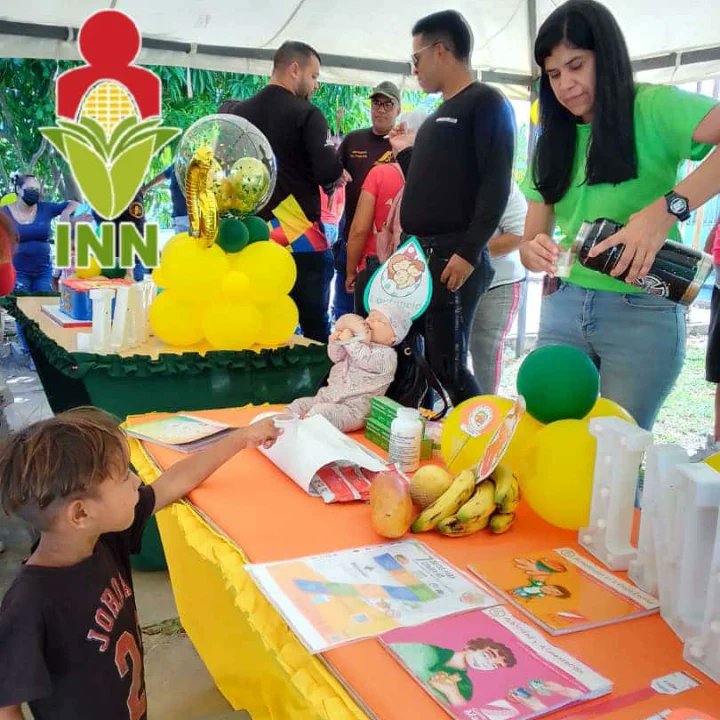 AlimentarAnz's tweet photo. #Anzoátegui|| El equipo de la tropa verde también tuvo participación en la #FeriaDelCampoSoberano que se llevó a cabo en la BMS Robert Serra 17 de Junio de la parroquia El Carmen del municipio Simón Bolívar  💪
#PlanProteinaVictorioso
#FeriadelCampoVictorioso https://t.co/UEw90iUvMe