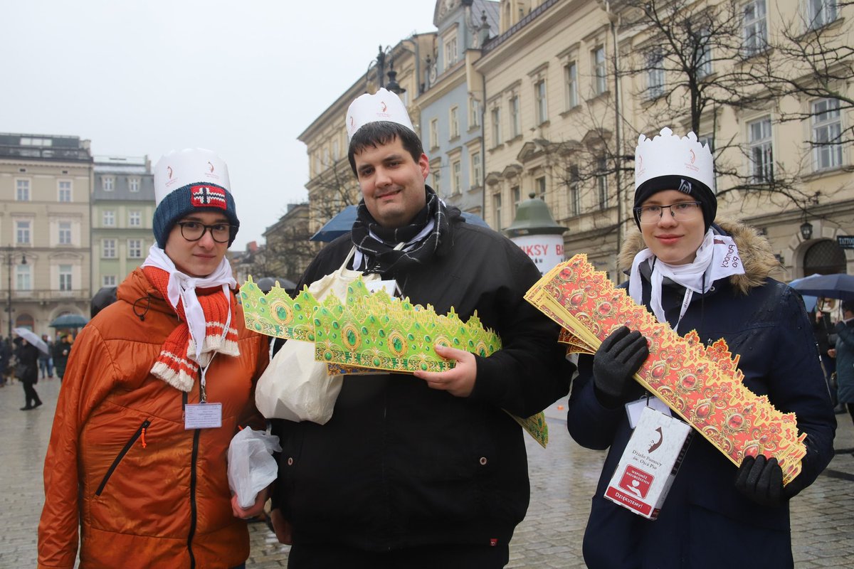 NSD_OFM's tweet photo. 🔸 Kolorowo, międzynarodowo i radośnie – tak prezentował się dzisiejszy krakowski Orszak Trzech Króli, w którym uczestniczyli Uczniowie naszej Szkoły, jako wolontariusze Dzieła Pomocy św. Ojca Pio 👑👑👑 https://t.co/vXQZnEBRpw