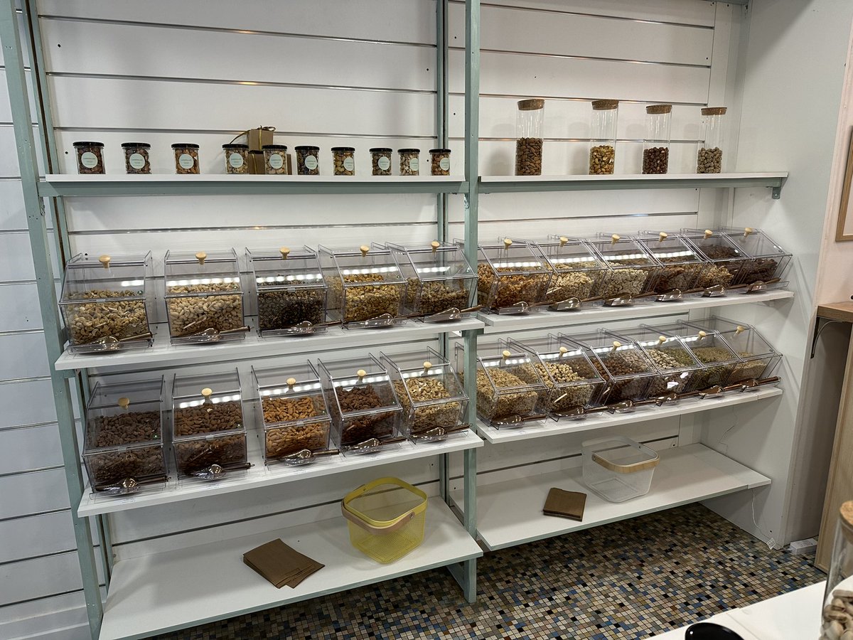 Bravo à mon ami Karim pour l’ouverture de sa boutique Cassepraline au 4 rue Pétion 75011 Paris. Spécialité fruits secs grillés, enrobés, sucrés, salés…Mon coup de ♥️ c’est la Pralinade, pâte de noisettes caramélisées, sans additifs ni fioritures. Une dinguerie ! Allez-y !