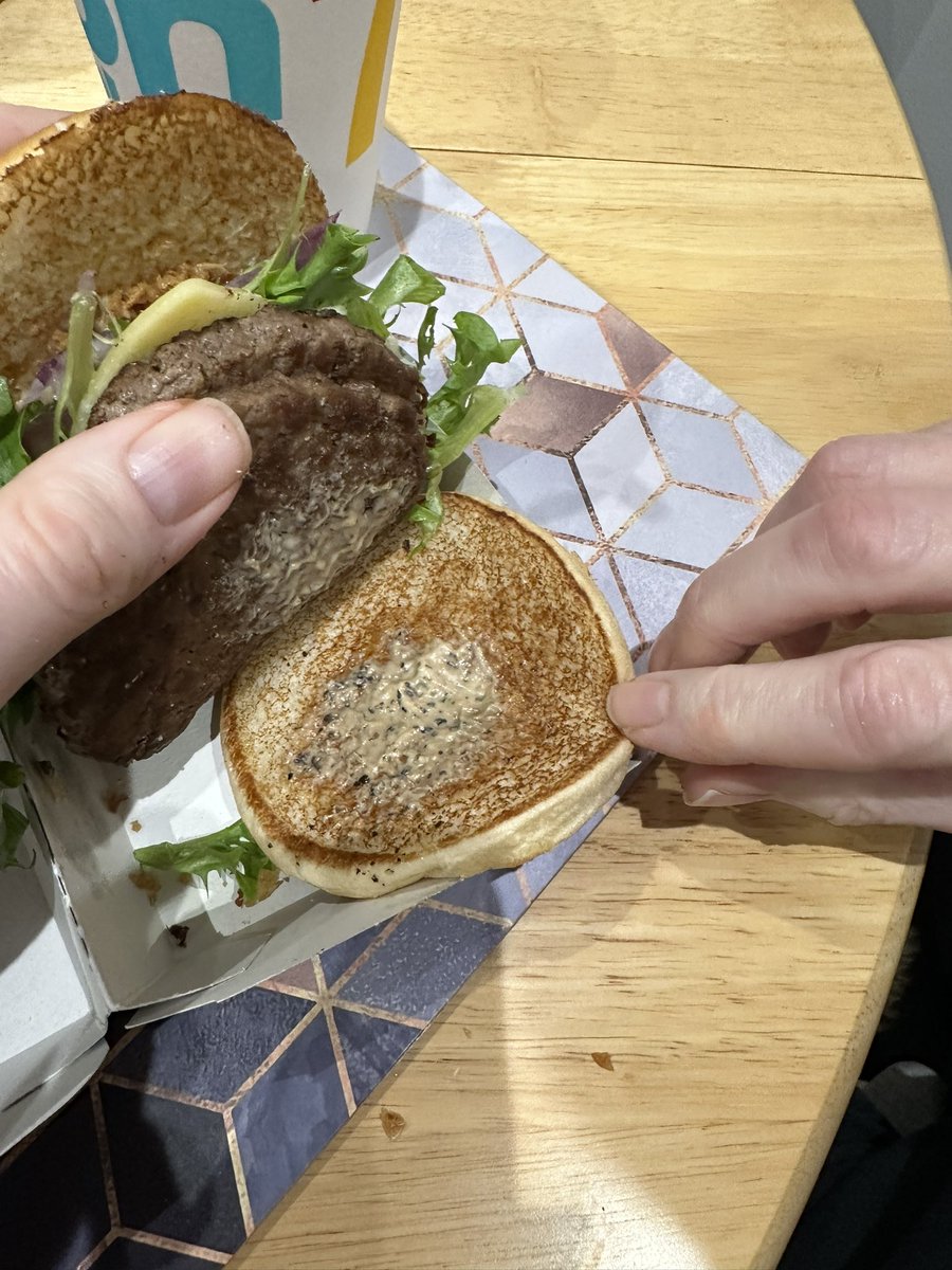 MrsD_Computing's tweet image. @McDonaldsUK so this is the new burger from your Amounderness way restaurant - guessing you must be rationing the peppercorn sauce, very disappointed #fallingdown